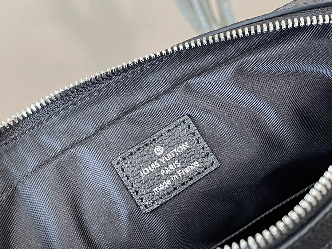 This Trio Messenger bag is crafted from cowhide leather adorned with the - Bag 8