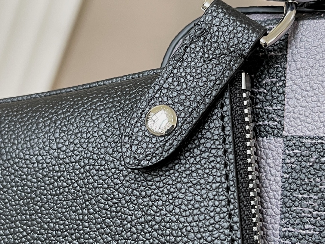 This Trio Messenger bag is crafted from cowhide leather adorned with the - Bag 6
