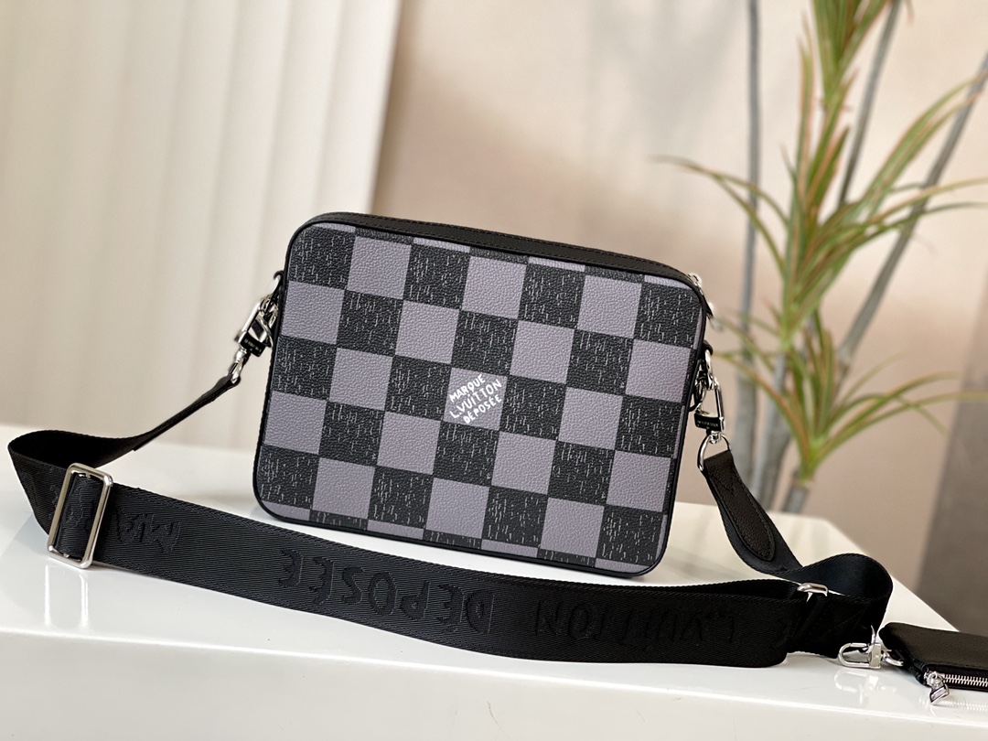This Trio Messenger bag is crafted from cowhide leather adorned with the - Bag 3