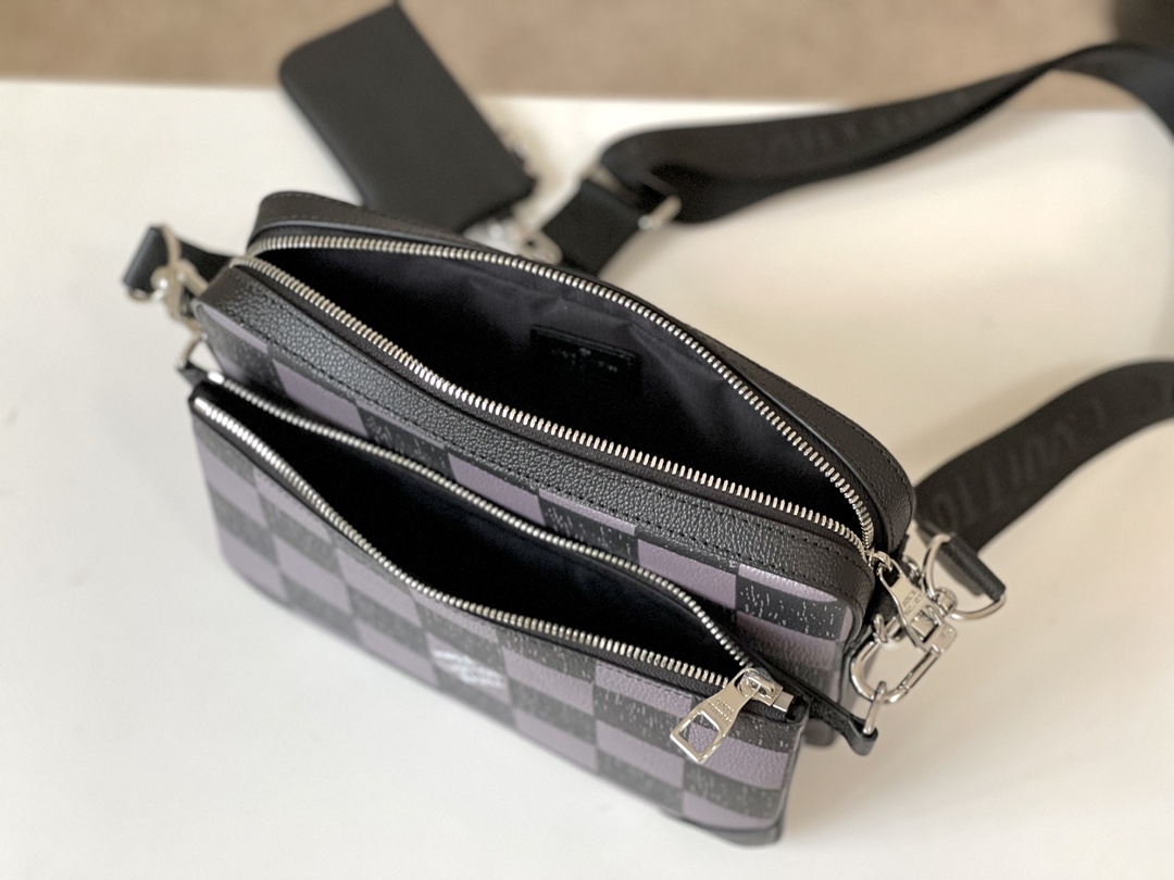 This Trio Messenger bag is crafted from cowhide leather adorned with the - Bag 7