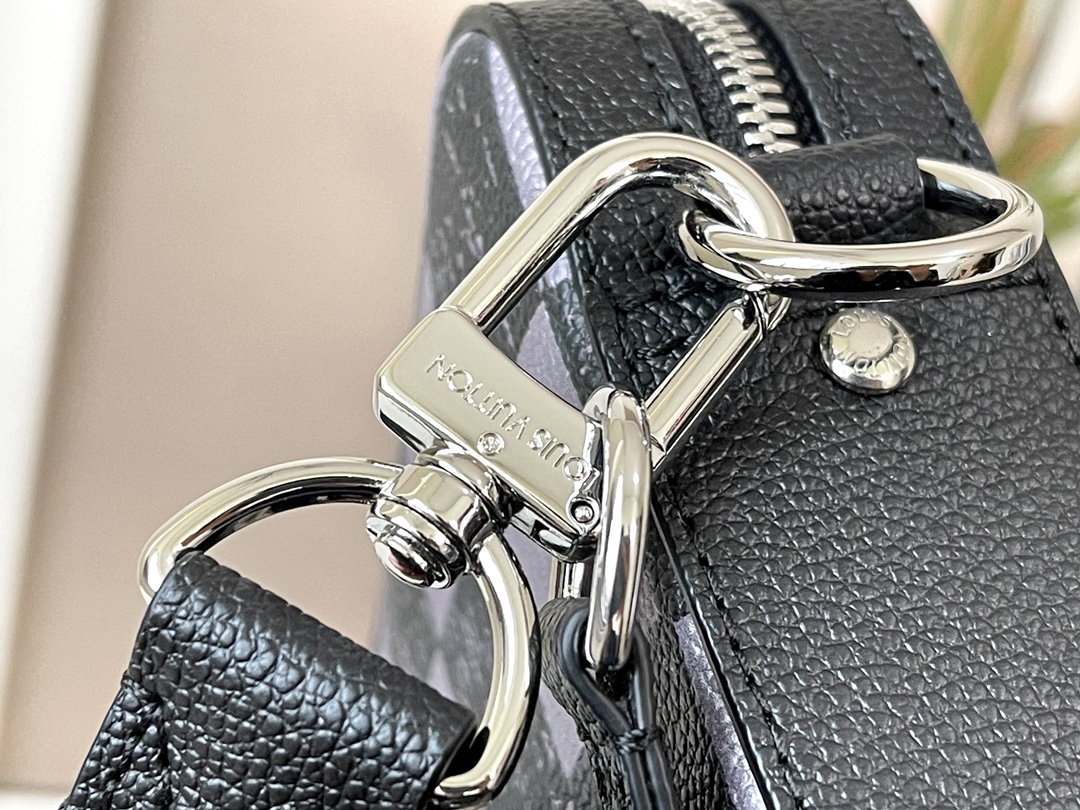 This Trio Messenger bag is crafted from cowhide leather adorned with the - Bag 5