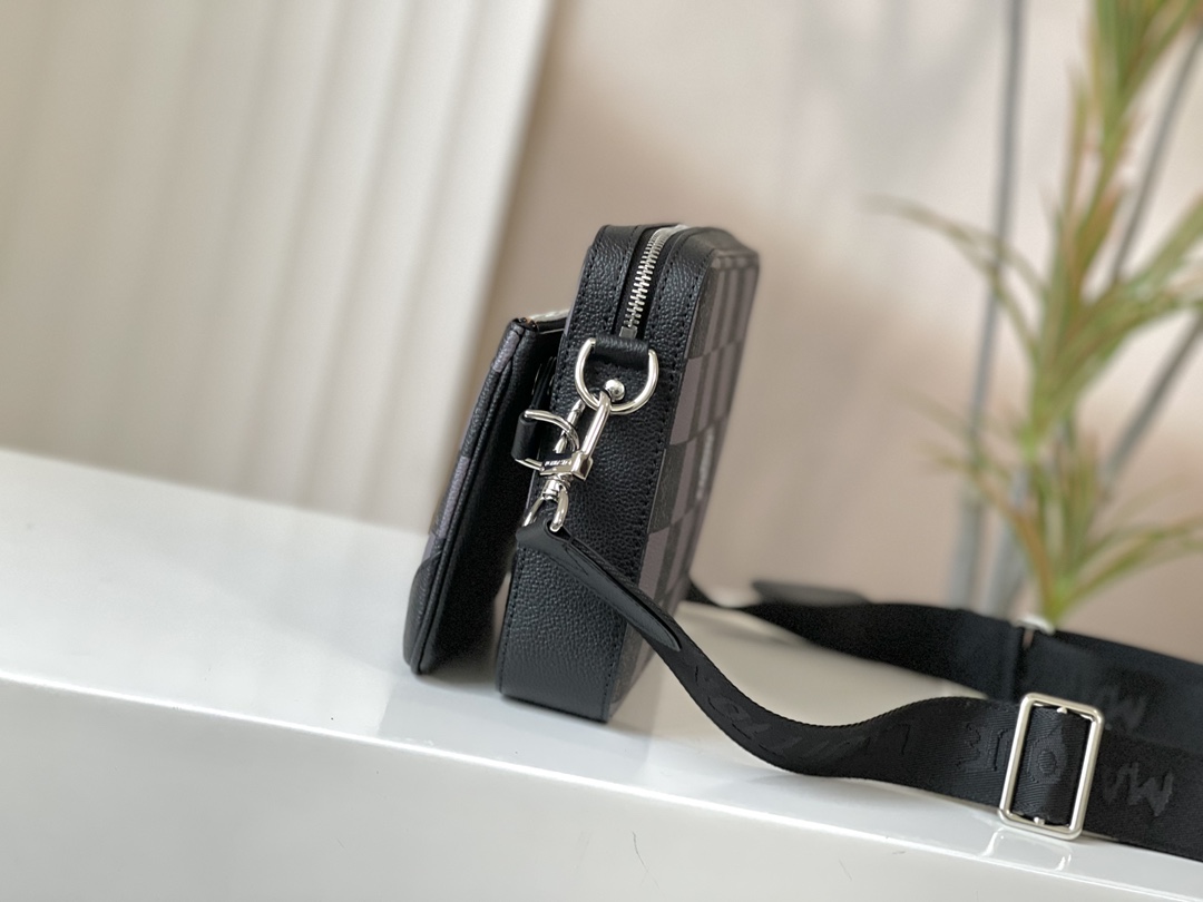 This Trio Messenger bag is crafted from cowhide leather adorned with the - Bag 2