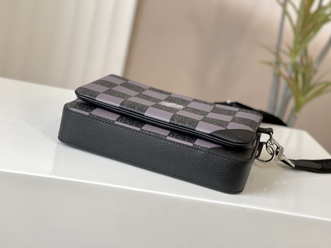 This Trio Messenger bag is crafted from cowhide leather adorned with the - Bag 4
