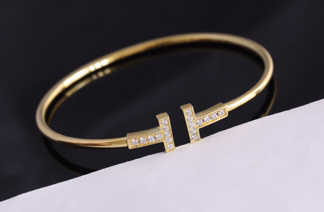 Tiffany & Co. 黄金色Tiffany 全新呈现T系列：手镯