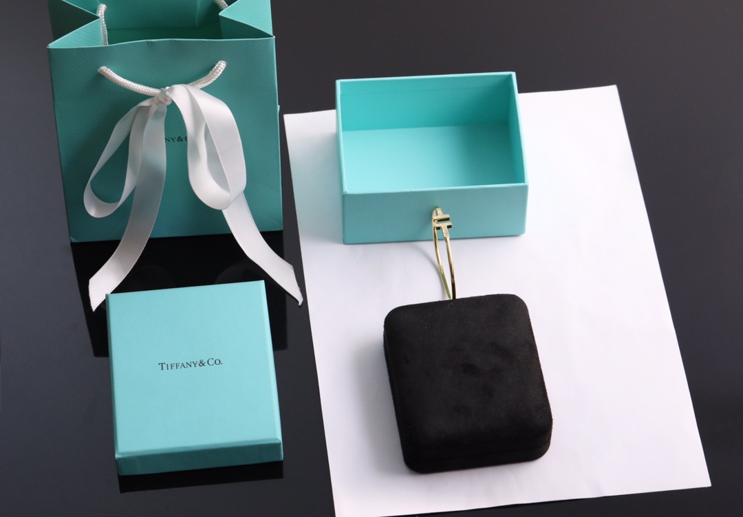 Tiffany & Co. 黄金色Tiffany 全新呈现T系列：手镯