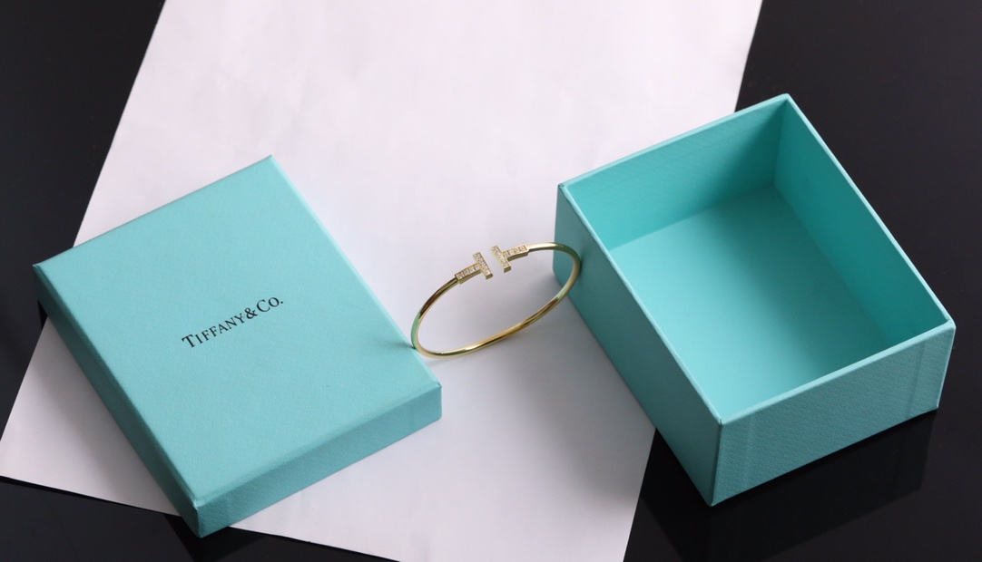 Tiffany & Co. 黄金色Tiffany 全新呈现T系列：手镯