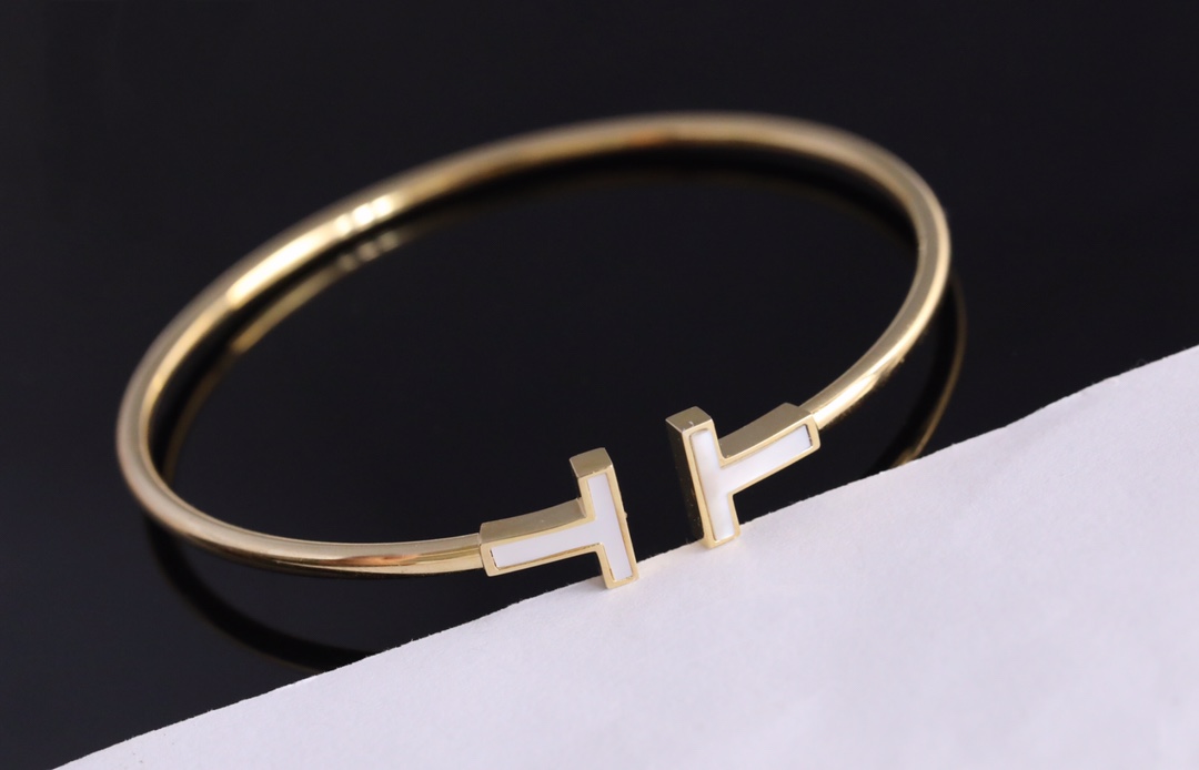 Tiffany & Co. Tiffany全新呈现T系列：手镯黄金色