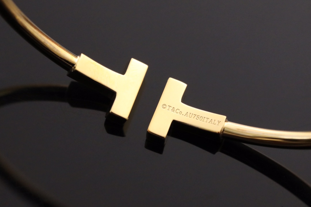 Tiffany & Co. Tiffany全新呈现T系列：手镯黄金色
