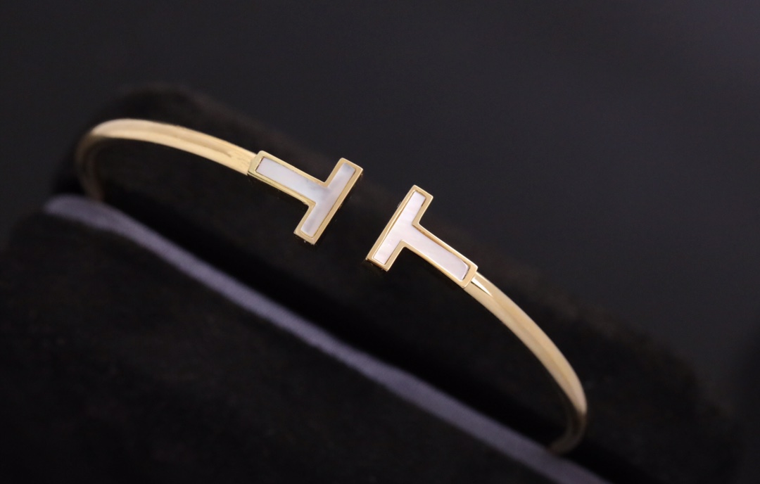 Tiffany & Co. Tiffany全新呈现T系列：手镯黄金色