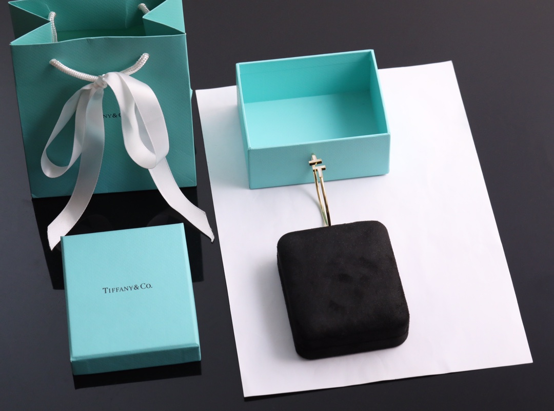 Tiffany & Co. Tiffany全新呈现T系列：手镯黄金色