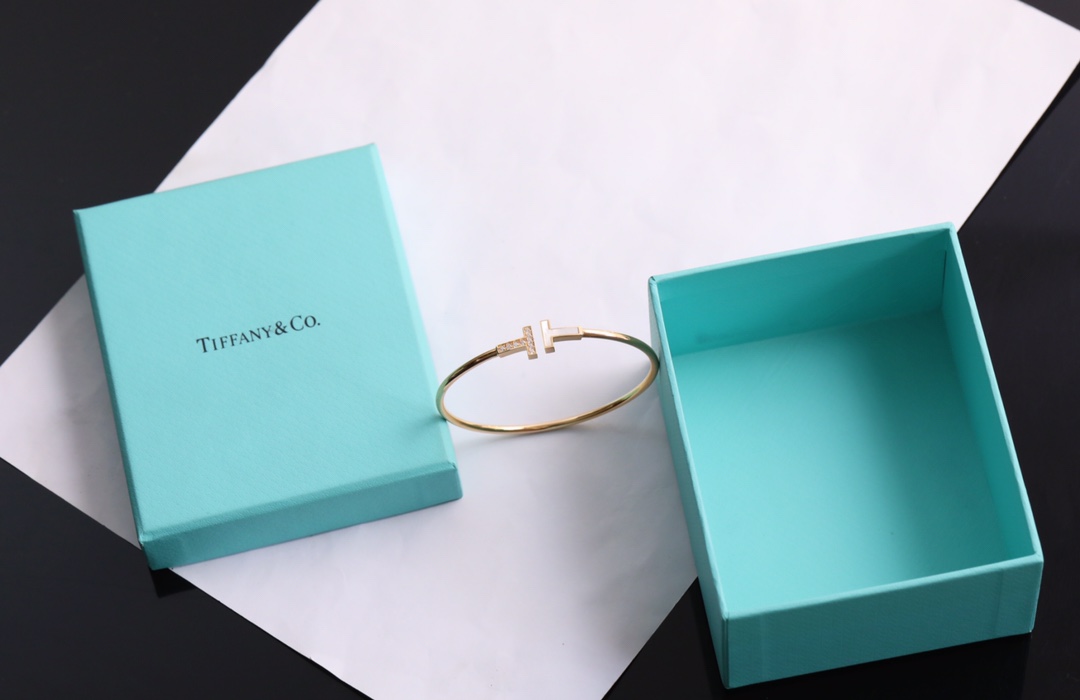 Tiffany & Co. Tiffany 全新呈现T系列：手镯玫瑰金