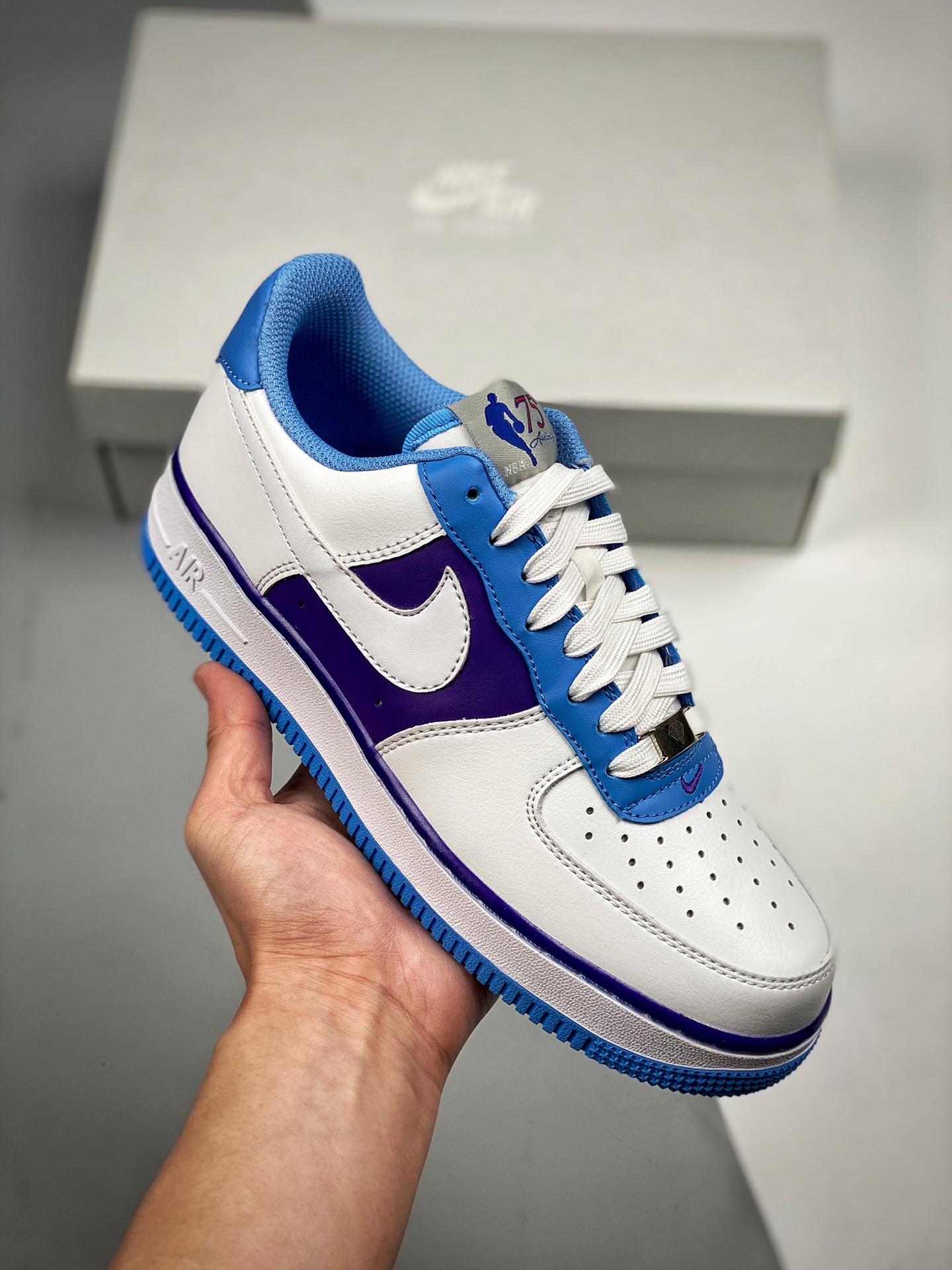Nike Air Force 1 Low azul y morado, horma y plantilla originales para un auténtico estilo Air Force, enfocado en el can…