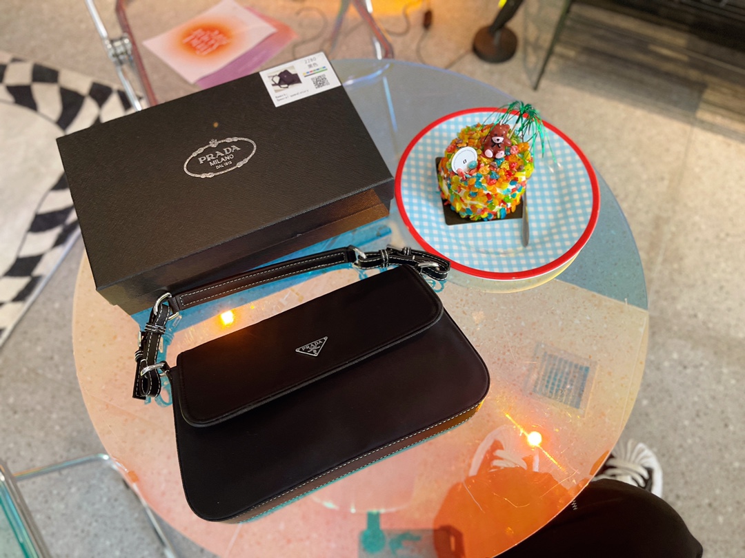 J0 ｜尼龙布防水布腋下包  普拉达 Prada 中古腋下包永恒经典 真正原版复刻 轻便时尚 潮人必备  普拉达 Prada 由玛丽奥· 普拉达 Prada 于1913年在意大利 米兰创建。Miuccia 尺寸 25.16cm