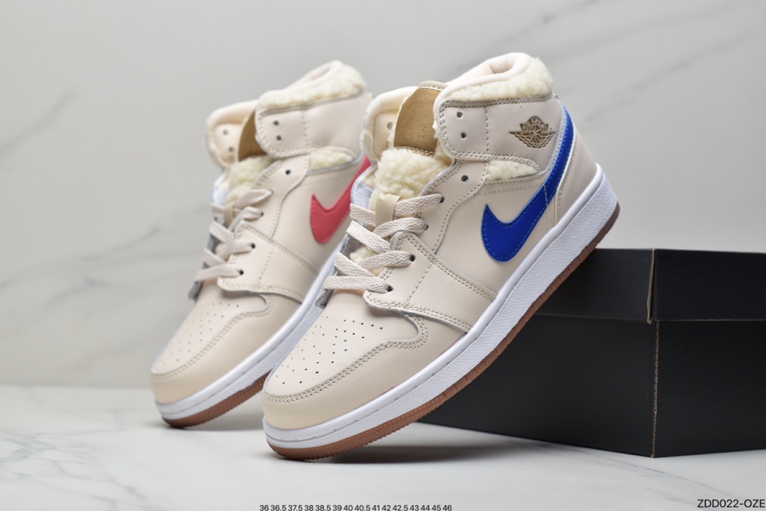 230 AJ1 Mid 珍珠奶茶配色Jordan Brand 早早发布了今年的冬季鞋款全新配色的 Air Jordan 1 Mid DO2207-264
