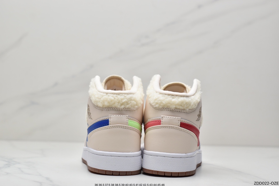 230 AJ1 Mid 珍珠奶茶配色Jordan Brand 早早发布了今年的冬季鞋款全新配色的 Air Jordan 1 Mid DO2207-264