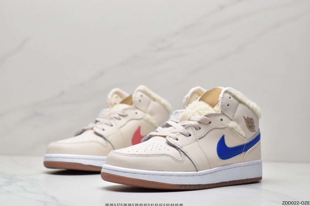 230 AJ1 Mid 珍珠奶茶配色Jordan Brand 早早发布了今年的冬季鞋款全新配色的 Air Jordan 1 Mid DO2207-264