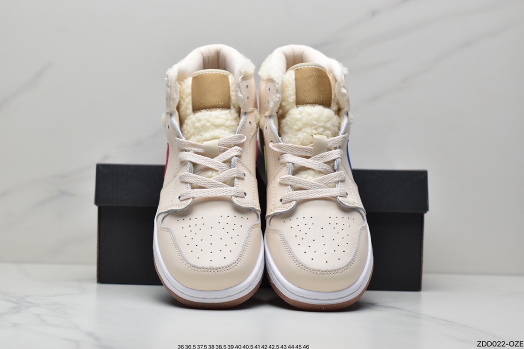 230 AJ1 Mid 珍珠奶茶配色Jordan Brand 早早发布了今年的冬季鞋款全新配色的 Air Jordan 1 Mid DO2207-264