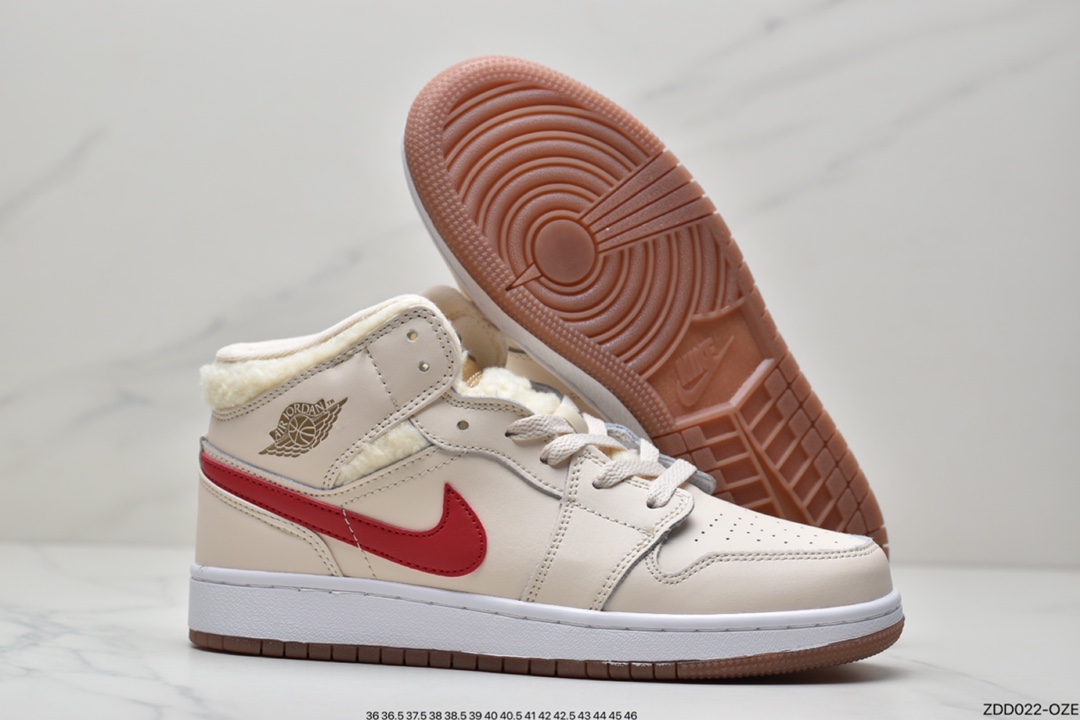 230 AJ1 Mid 珍珠奶茶配色Jordan Brand 早早发布了今年的冬季鞋款全新配色的 Air Jordan 1 Mid DO2207-264