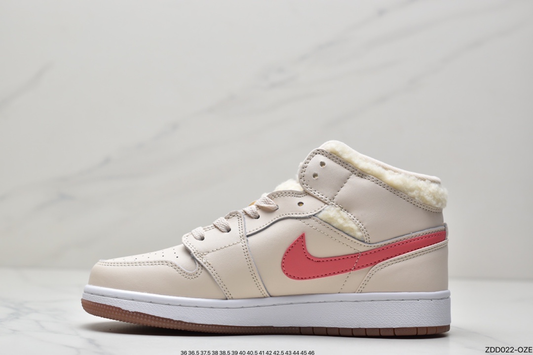 230 AJ1 Mid 珍珠奶茶配色Jordan Brand 早早发布了今年的冬季鞋款全新配色的 Air Jordan 1 Mid DO2207-264