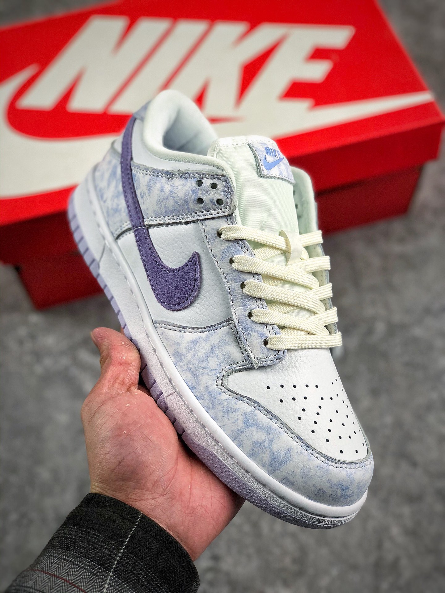 本地自取  终端放货
Nike Dunk SB Low “Purple Pulse”
白紫配色 大厂纯原出品
#原厂织唛标 一致匹配原版
#全市场唯一正确鞋带绑法
#原楦原纸板开发 匹配原版98%以上
#后跟垫棉独家呈现 后跟反口里弧度正确
#全新后跟电绣 电绣针数与正品一致
#原厂皮料 百分百一致发售zp
SIZE： 36 36.5 37.5 38 38.5 39 40 40.5 41 42 42.5 43 44 45 46 47.5