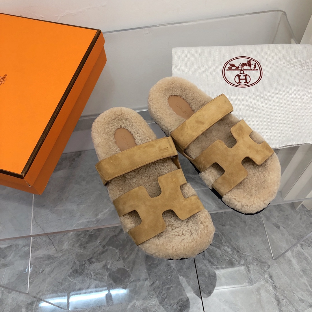 NO:615053,A wave of surprises. Hermès fur slippers are fashionable and top-notch luxury teddy fur slippers. They are really soft, glutinous and super beautiful...the first pair of fur slippers in early winter. They are so comfortable to wear, like stepping on the carpet and don't want to take them off. They are commonly known as the second uncle's slippers. They are here...bringing you an extremely comfortable day...Material: suede + genuine leather oil edge + top-grade Teddy fur + non-slip outsole. Size 35-46  Men's size, fur shoes and slippers, hermes, slippers, chamois leather19860909一波惊喜爱马仕毛拖妥妥的时尚款顶级出品轻奢泰迪毛拖真的软软糯糯超美.......初冬的第一双毛拖,真的穿起太舒服了,像踩在地毯上完全不想脱下来,俗称二舅拖鞋它来啦...带来极度舒适的一天.....材质麂皮+真皮油边+顶级泰迪皮毛一体+防滑大底 码数35-46 男码,毛毛鞋拖鞋,hermes,slippers,chamois leather,Women's Shoes