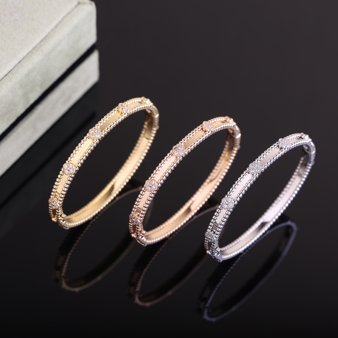 Stylish Gold Bracelet with Crystal-Coated Grass Design for Modern Elegance - 图片 3