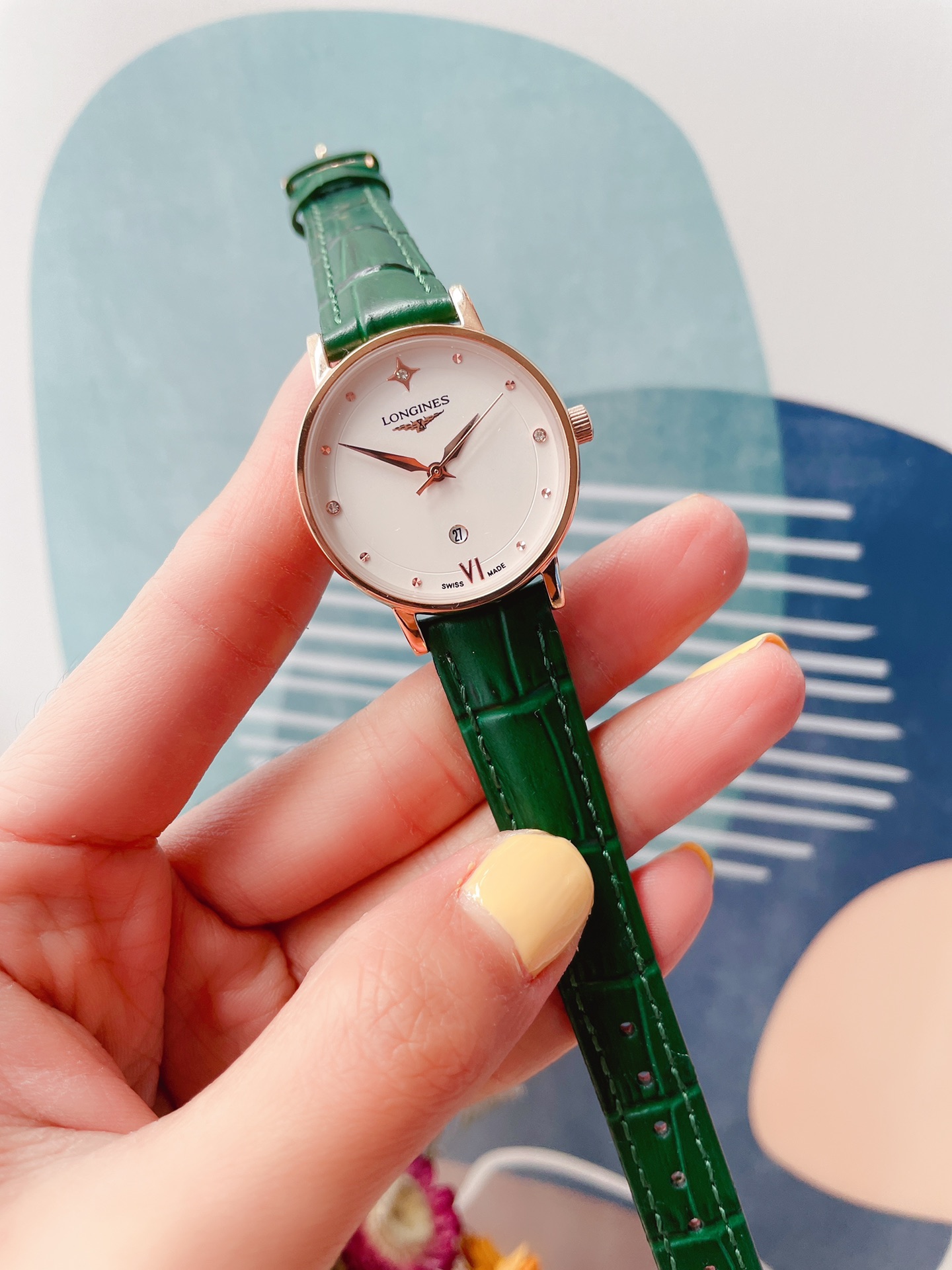 J5  白皮枚 最新浪琴  Longines 简约大气女款 进口石英机芯 矿物质玻璃镜面 316L精钢表壳 直径30mm厚8mm 该款腕表备受女性喜爱，在不同的场合映耀着她们各自的独特个性与迷人风华