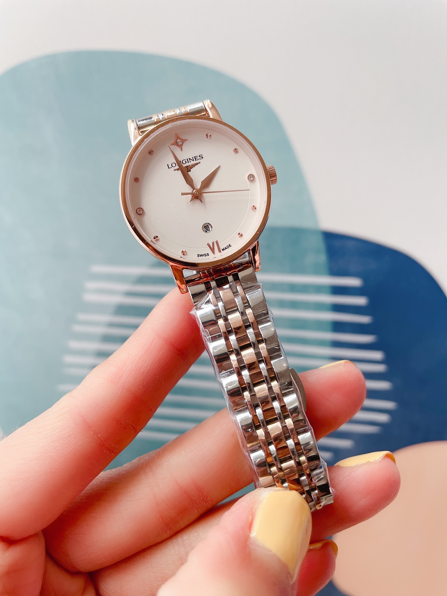 K0  白皮钢枚黑 最新浪琴  Longines 简约大气女款 进口石英机芯 矿物质玻璃镜面 316L精钢表壳 直径30mm厚8mm 该款腕表备受女性喜爱，在不同的场合映耀着她们各自的独特个性与迷人风华