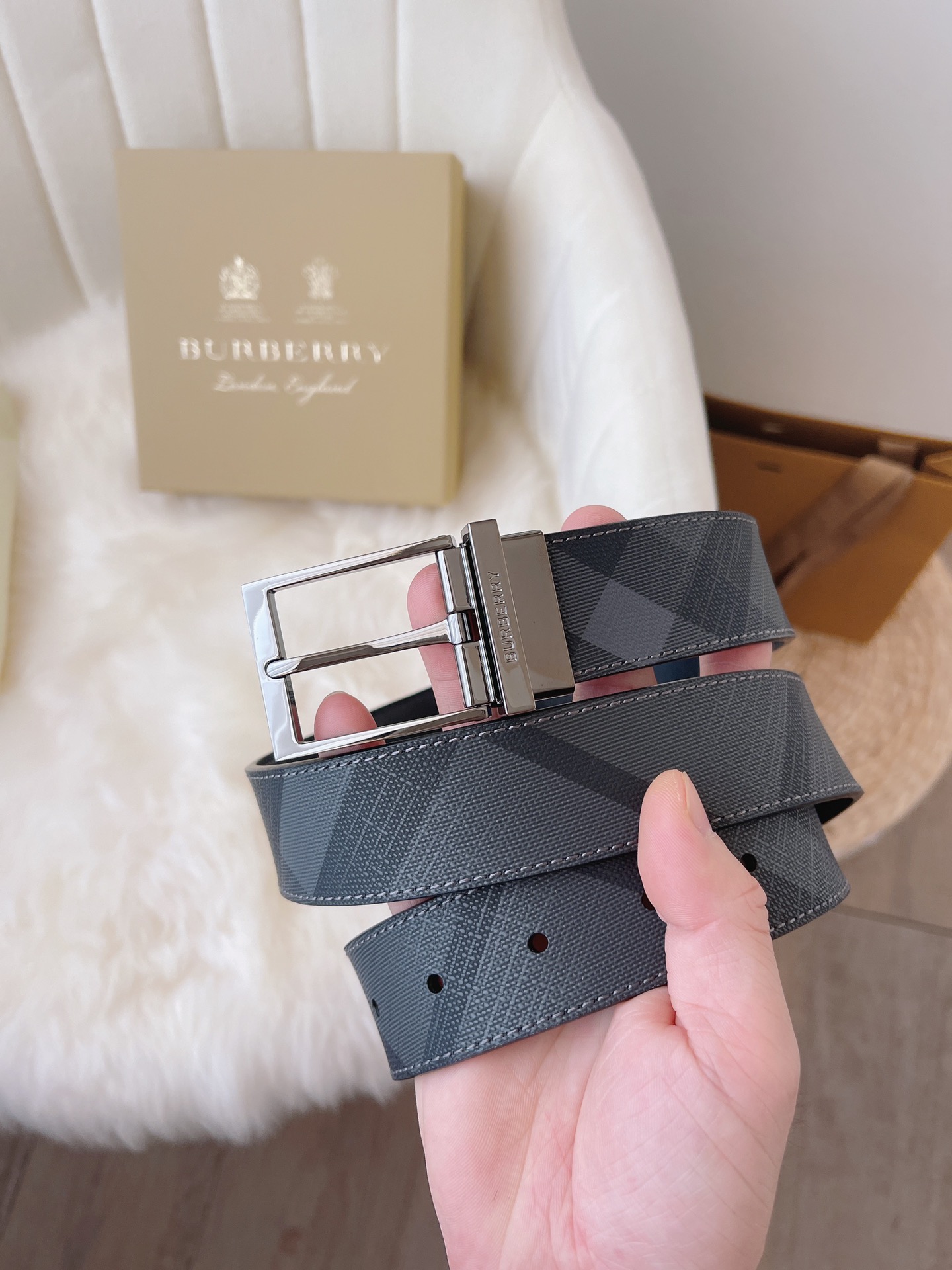 Burberry是极具英国经典风格的