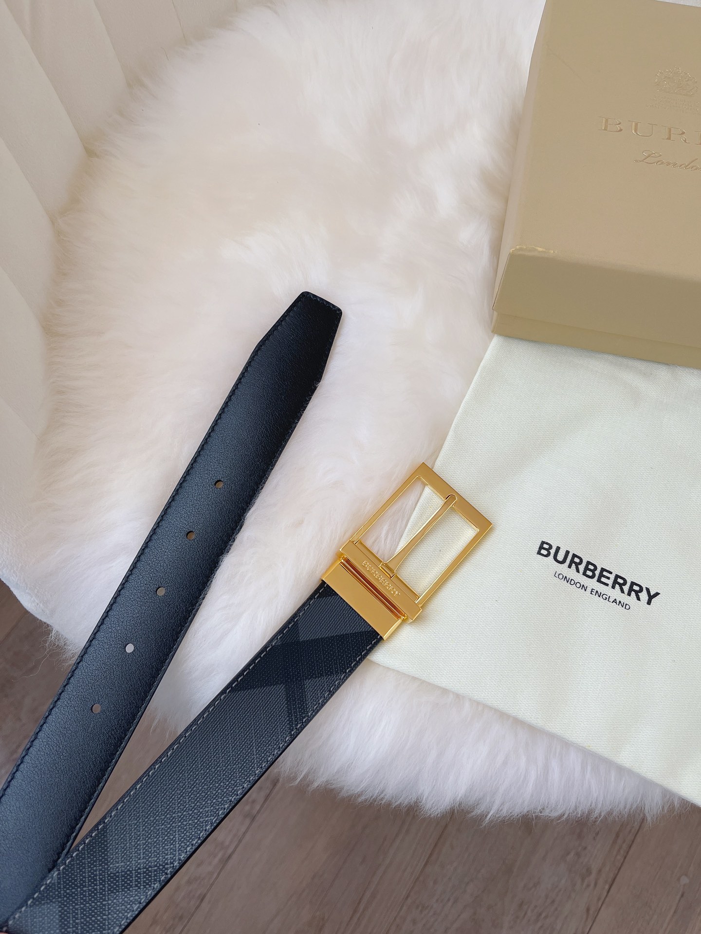 Burberry是极具英国经典风格的