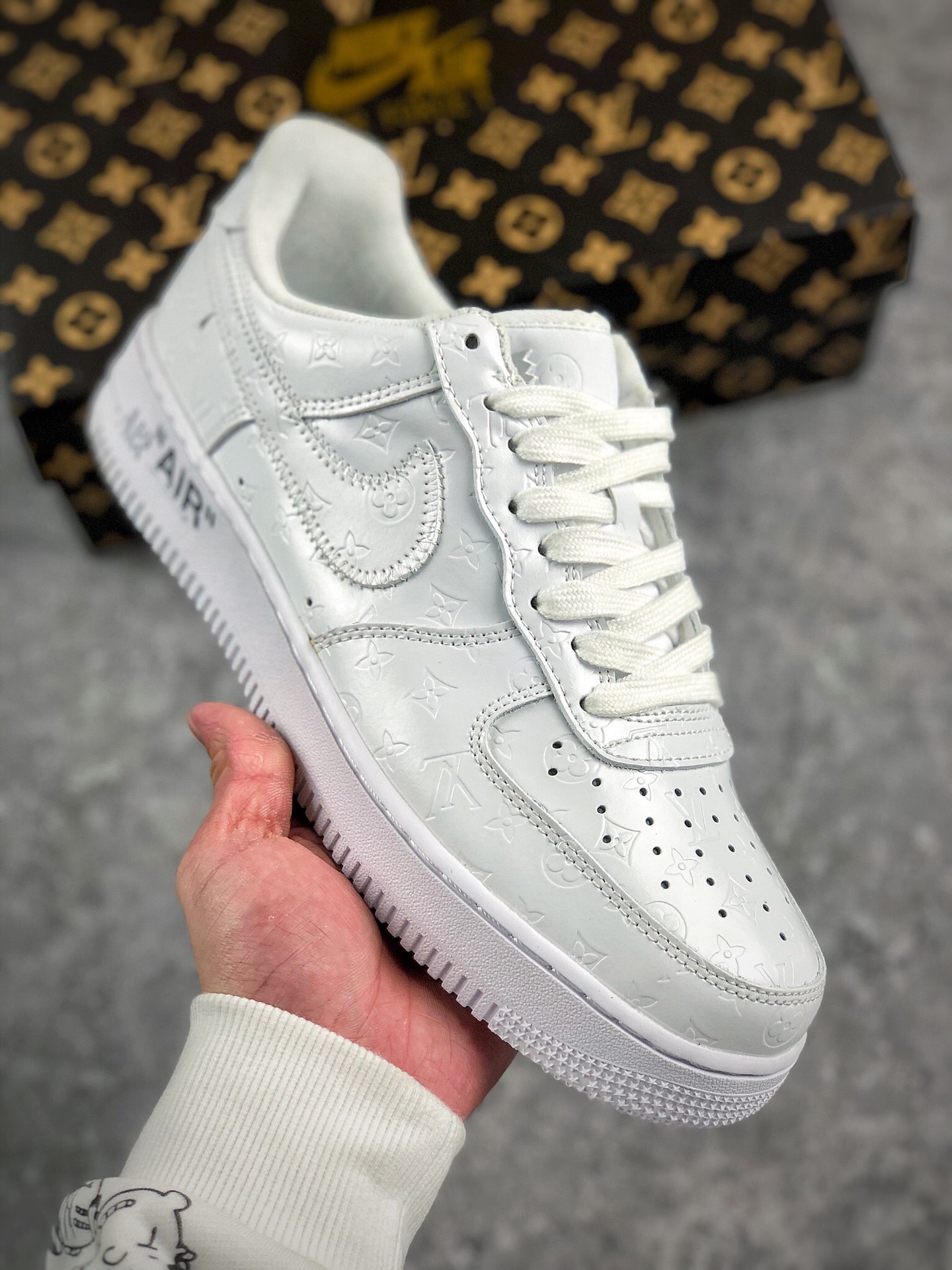 本地自取 终端放店
LV x Air Force 1 走秀款

Louis Vuitton 2022 年春季男装时装秀 曝光的 Virgil 全新设计
整双鞋采用通体白色打造，鞋身以热压技术点缀 LV 老图案，为原本简约的鞋身增加一抹联名细节
外侧 Swoosh 和内侧解构字样，都极具 Virgil 设计风格，遵循着以往联名的细节

尺码：36 36.5 37.5 38 38.5 39 40 40.5 41 42 42.5 43 44 44.5 45