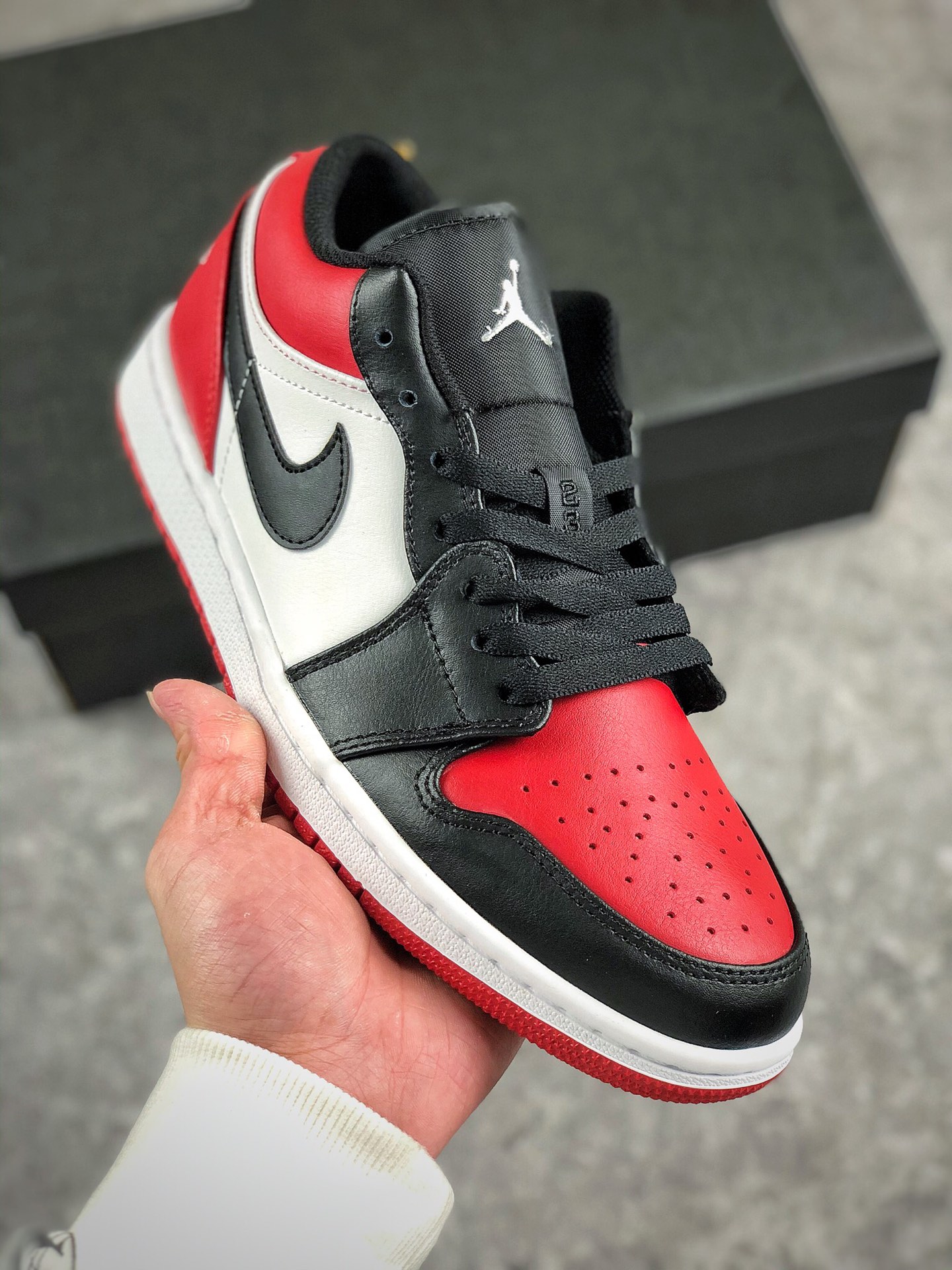 本地自取 支持放店
Air Jordan1 Low 2021 Black Toe 2021新黑红脚趾
全新细节版本升级
原厂内置全掌气垫 A模大底 
头层小牛皮 鞋舌AJ原厂专用牛津布+AJ专用反口珍珠布+原厂无杂质高弹内里海棉+特殊封边弹力鞋带 
请认准自己的版本 
女码六孔 货号 553560 612
36 36.5 37.5 38 38.5 39 40 
男码七孔 货号 553558 612
40.5 41 42 42 42.5 43 44 44.5 45 46 47.5