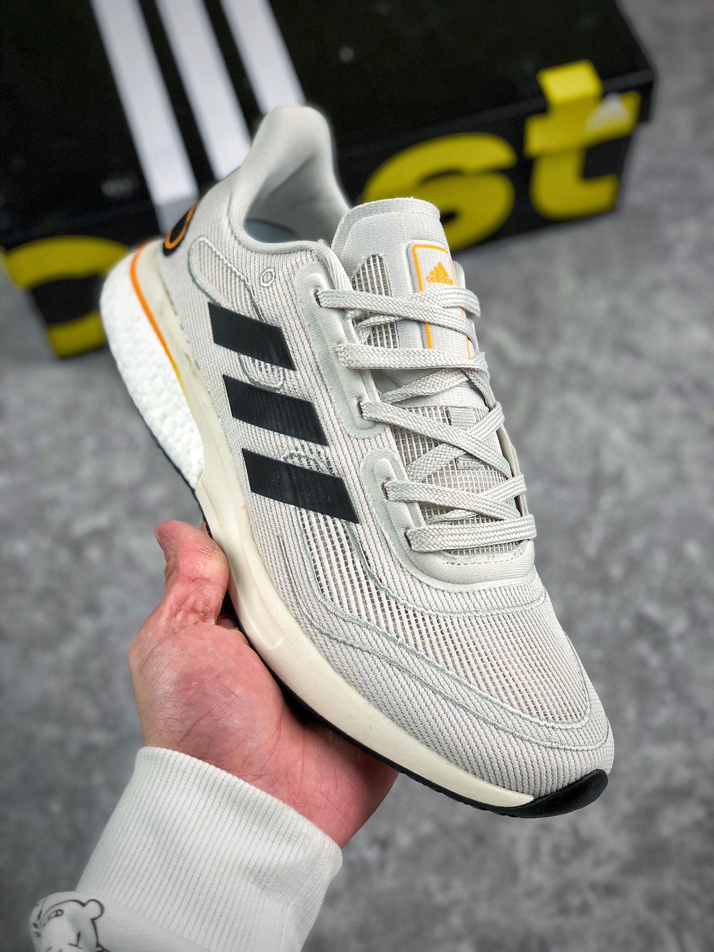 本地自取 支持放店
新品首发 阿迪达斯 Adidas Supernova M 马拉松赛事休闲运动跑步鞋。为Boston Marathon®波士顿马拉松赛事的选手打造。Boost技术，搭配网材鞋面。模制环绕鞋跟片。
• Boost是adidas的前沿技术
• 机制网材鞋面；Cloudfoam中底
• 鞋跟和前掌间搭载Torsion System扭力条；前掌脚趾部位加宽
• 热塑性聚氨酯橡胶（TPU）鞋身；Fitcounter模制环绕鞋跟片
• Continental马牌橡胶外底；Stretchweb大底
• 中底差：10毫米（鞋跟：32毫米 / 前掌：22毫米）
官方货号#FV6031
SIZE: 40 40.5 41 42 42.5 43 44 45