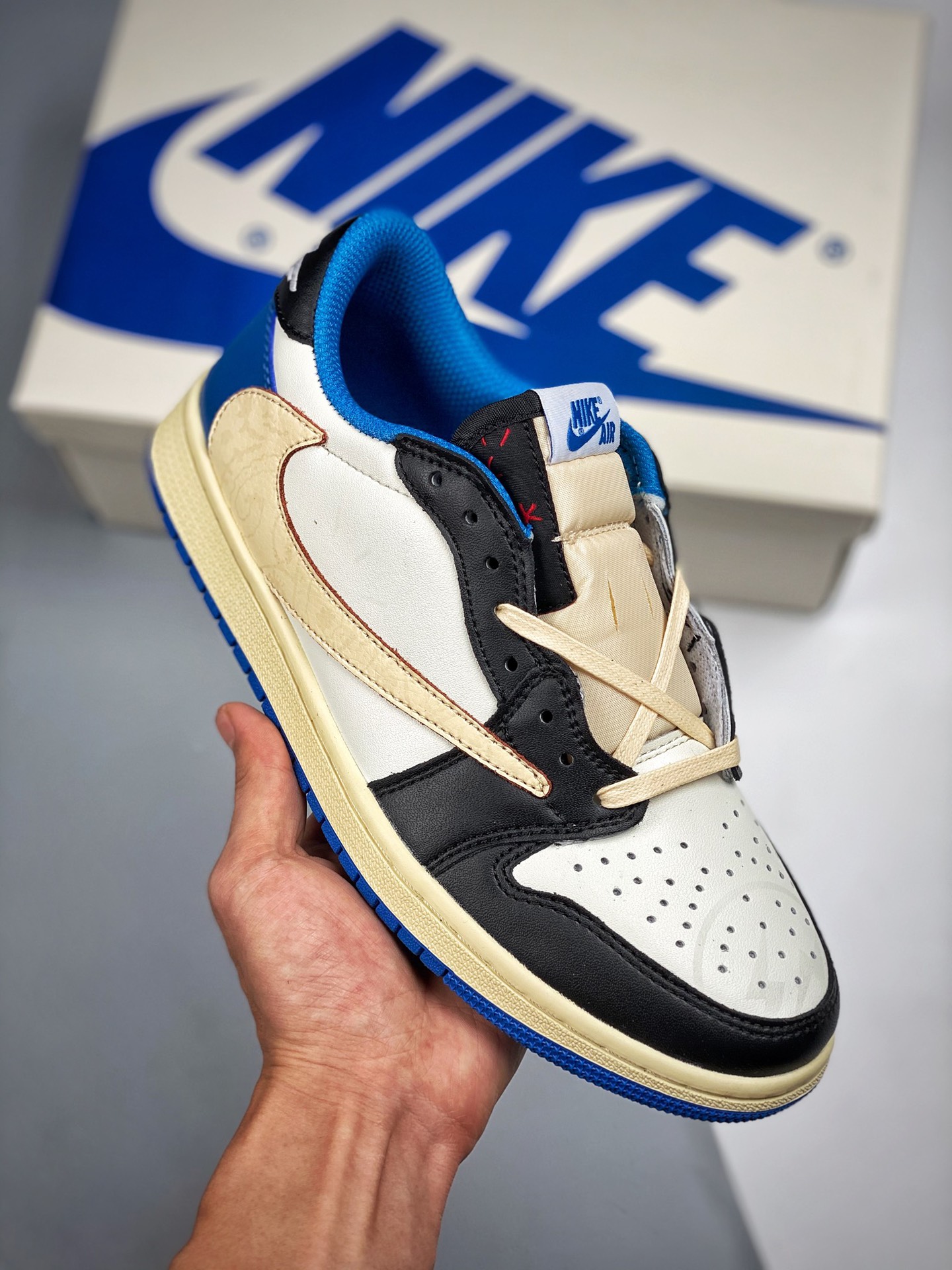 Travis Scott x Fragment x Air Jordan 1 Low 'Military Blue', gancho invertido de caña baja, toda la zapatilla predominan…