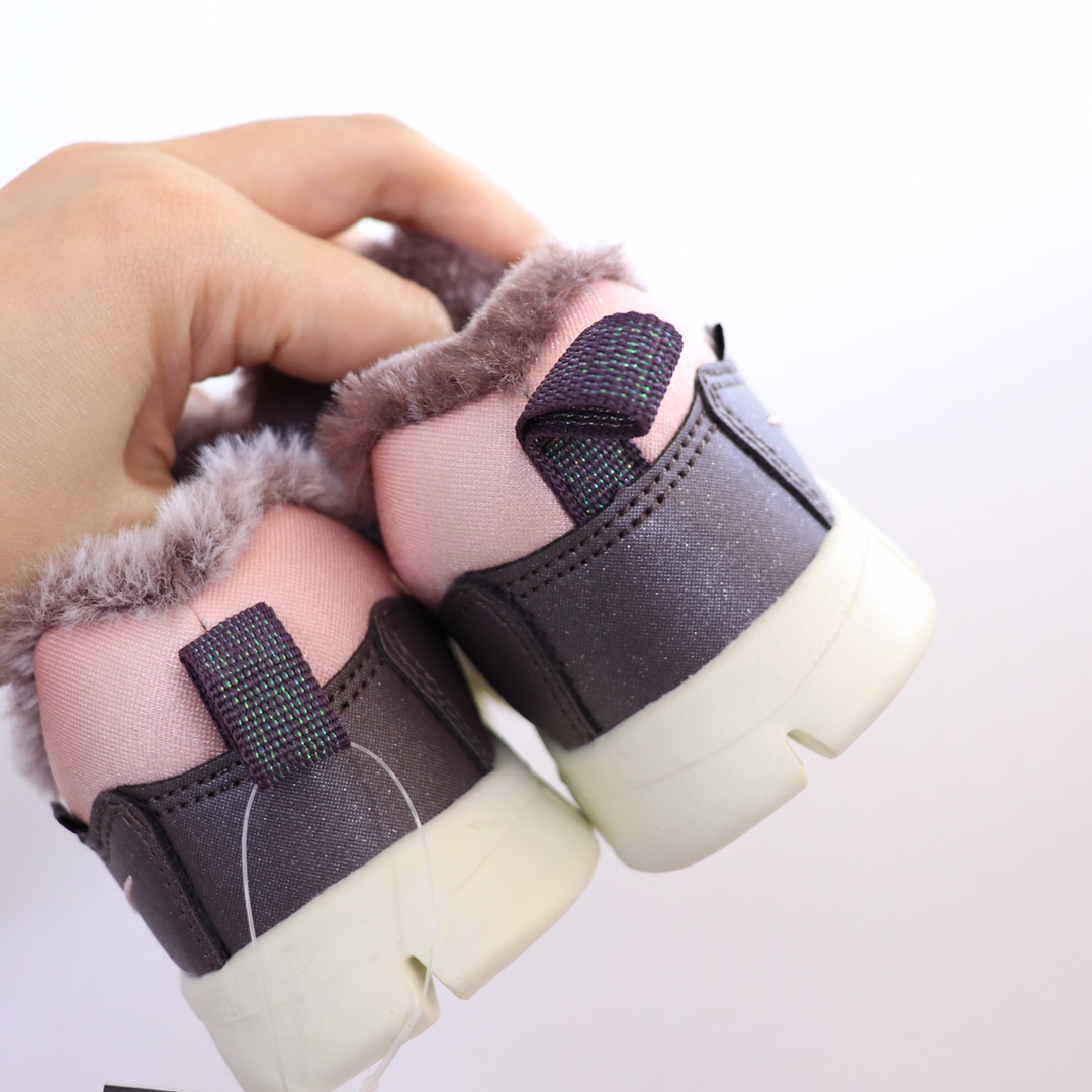 图片[7]-（22-27码小童） （28-37.5大童） 专Ｇ版ＮＫ加绒毛毛虫 专Ｇ最高版本👍原鞋开模相识度99.99%。 新配色太美了.内里毛料也是采用非常优质独特的绒。鞋头和侧边的标也是采用不一样的特殊工艺材料.带点亮闪闪超级漂亮。经典款百搭保暖舒适一步到位👏纯手工剪裁.上脚也一样好看不显胖.-选品中心