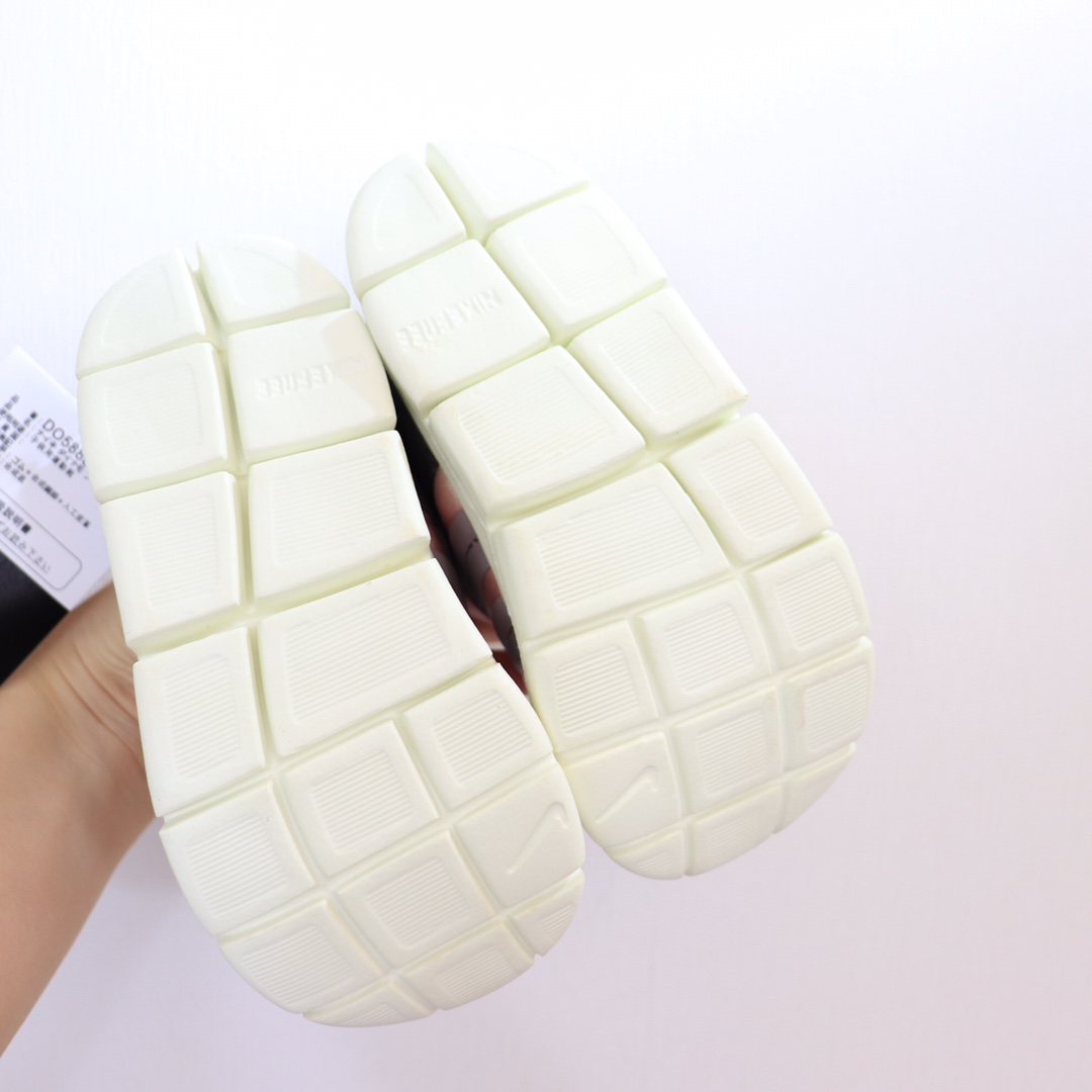 图片[8]-（22-27码小童） （28-37.5大童） 专Ｇ版ＮＫ加绒毛毛虫 专Ｇ最高版本👍原鞋开模相识度99.99%。 新配色太美了.内里毛料也是采用非常优质独特的绒。鞋头和侧边的标也是采用不一样的特殊工艺材料.带点亮闪闪超级漂亮。经典款百搭保暖舒适一步到位👏纯手工剪裁.上脚也一样好看不显胖.-选品中心