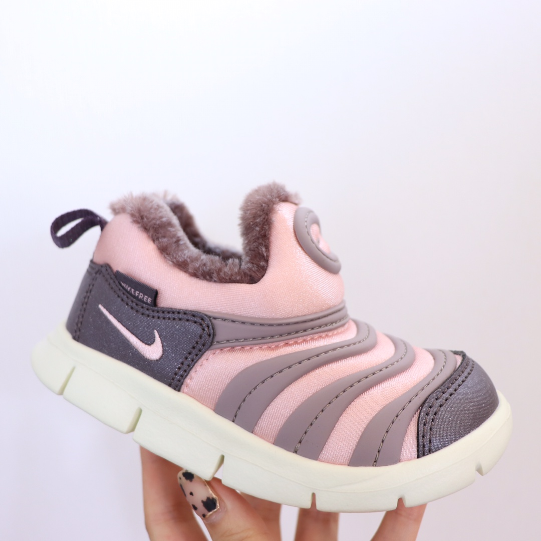 图片[6]-（22-27码小童） （28-37.5大童） 专Ｇ版ＮＫ加绒毛毛虫 专Ｇ最高版本👍原鞋开模相识度99.99%。 新配色太美了.内里毛料也是采用非常优质独特的绒。鞋头和侧边的标也是采用不一样的特殊工艺材料.带点亮闪闪超级漂亮。经典款百搭保暖舒适一步到位👏纯手工剪裁.上脚也一样好看不显胖.-选品中心