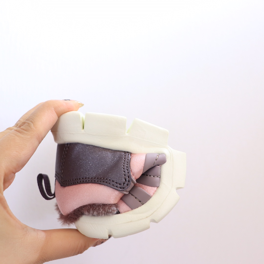 图片[9]-（22-27码小童） （28-37.5大童） 专Ｇ版ＮＫ加绒毛毛虫 专Ｇ最高版本👍原鞋开模相识度99.99%。 新配色太美了.内里毛料也是采用非常优质独特的绒。鞋头和侧边的标也是采用不一样的特殊工艺材料.带点亮闪闪超级漂亮。经典款百搭保暖舒适一步到位👏纯手工剪裁.上脚也一样好看不显胖.-选品中心