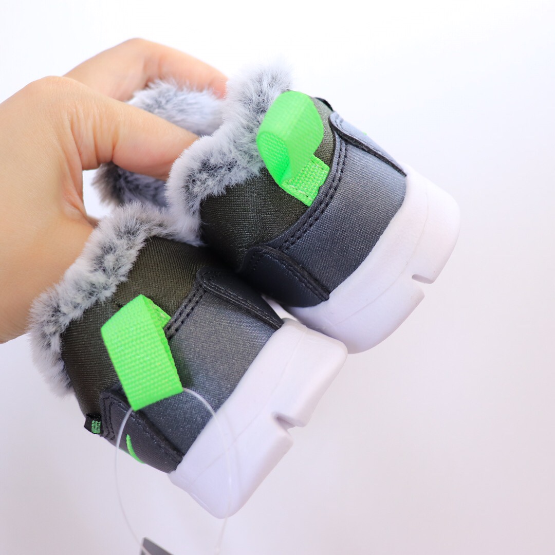 图片[5]-（22-27码小童） （28-37.5大童） 专Ｇ版ＮＫ加绒毛毛虫 专Ｇ最高版本👍原鞋开模相识度99.99%。 新配色太美了.内里毛料也是采用非常优质独特的绒。鞋头和侧边的标也是采用不一样的特殊工艺材料.带点亮闪闪超级漂亮。经典款百搭保暖舒适一步到位👏纯手工剪裁.上脚也一样好看不显胖.-选品中心