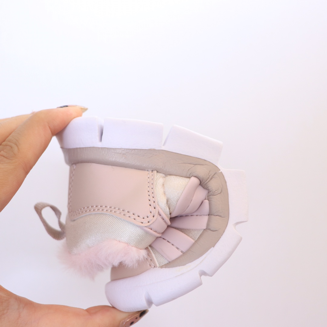 图片[9]-（22-27码小童） （28-37.5大童） 专Ｇ版ＮＫ加绒毛毛虫 专Ｇ最高版本👍原鞋开模相识度99.99%。 新配色太美了.内里毛料也是采用非常优质独特的绒。鞋头和侧边的标也是采用不一样的特殊工艺材料.带点亮闪闪超级漂亮。经典款百搭保暖舒适一步到位👏纯手工剪裁.上脚也一样好看不显胖.-选品中心