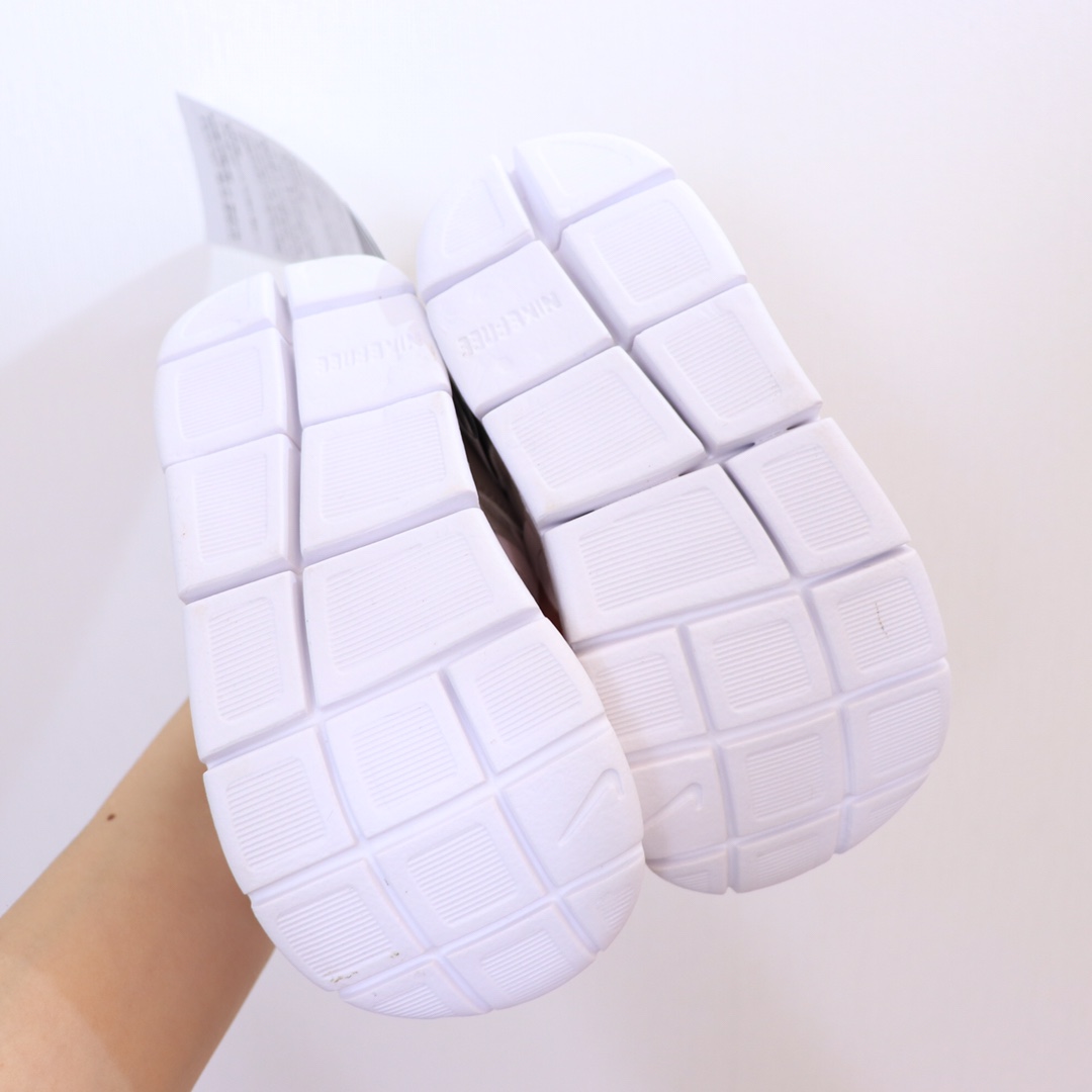 图片[5]-（22-27码小童） （28-37.5大童） 专Ｇ版ＮＫ加绒毛毛虫 专Ｇ最高版本👍原鞋开模相识度99.99%。 新配色太美了.内里毛料也是采用非常优质独特的绒。鞋头和侧边的标也是采用不一样的特殊工艺材料.带点亮闪闪超级漂亮。经典款百搭保暖舒适一步到位👏纯手工剪裁.上脚也一样好看不显胖.-选品中心