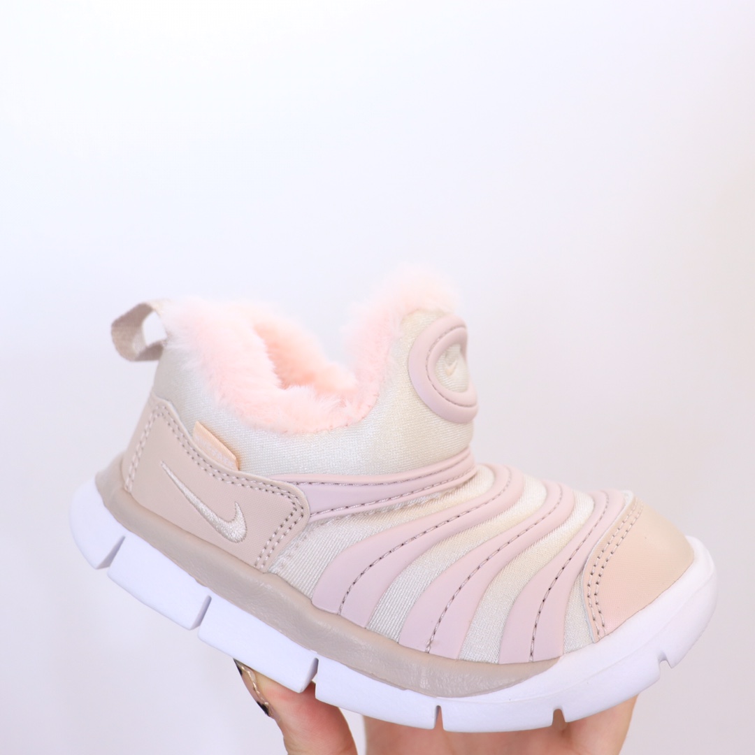 图片[7]-（22-27码小童） （28-37.5大童） 专Ｇ版ＮＫ加绒毛毛虫 专Ｇ最高版本👍原鞋开模相识度99.99%。 新配色太美了.内里毛料也是采用非常优质独特的绒。鞋头和侧边的标也是采用不一样的特殊工艺材料.带点亮闪闪超级漂亮。经典款百搭保暖舒适一步到位👏纯手工剪裁.上脚也一样好看不显胖.-选品中心