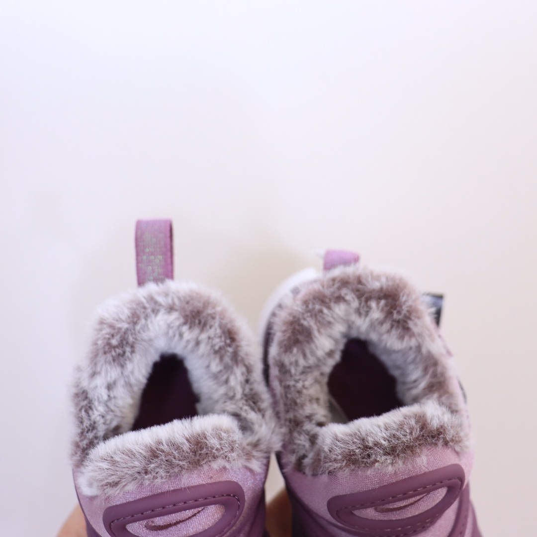 图片[4]-（22-27码小童） （28-37.5大童） 专Ｇ版ＮＫ加绒毛毛虫 专Ｇ最高版本👍原鞋开模相识度99.99%。 新配色太美了.内里毛料也是采用非常优质独特的绒。鞋头和侧边的标也是采用不一样的特殊工艺材料.带点亮闪闪超级漂亮。经典款百搭保暖舒适一步到位👏纯手工剪裁.上脚也一样好看不显胖.-选品中心