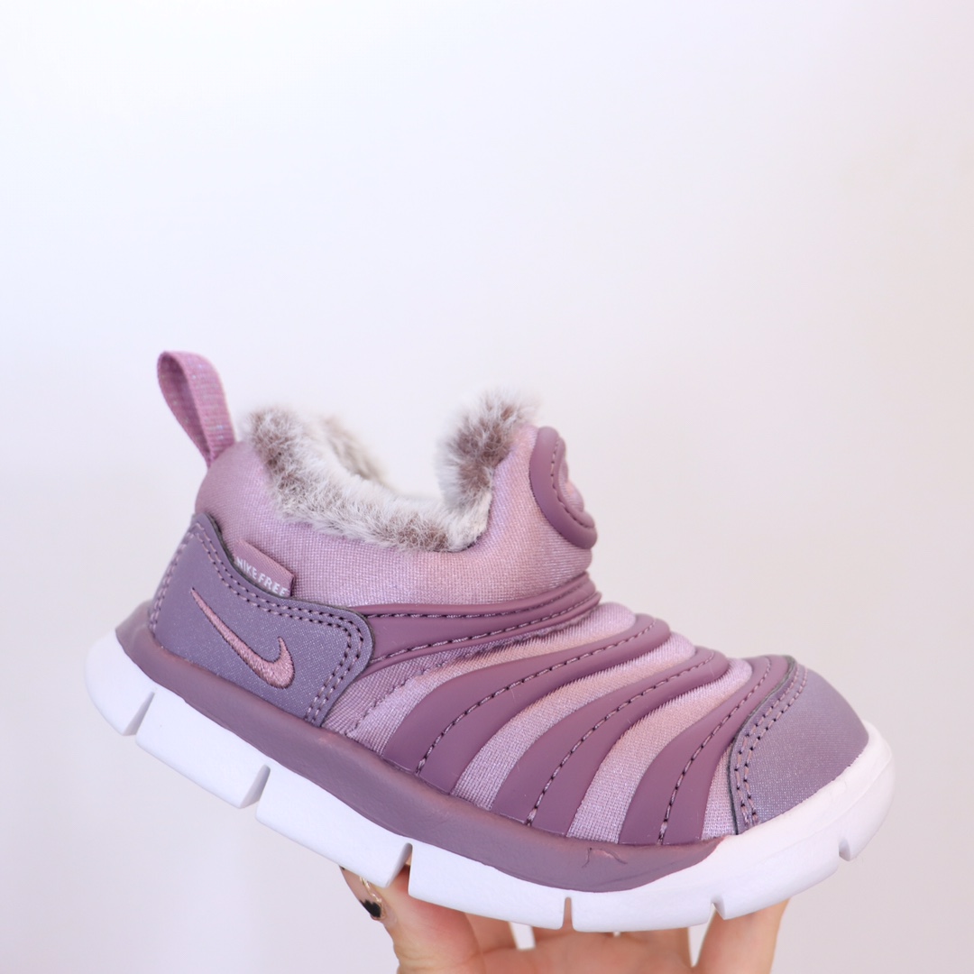 图片[7]-（22-27码小童） （28-37.5大童） 专Ｇ版ＮＫ加绒毛毛虫 专Ｇ最高版本👍原鞋开模相识度99.99%。 新配色太美了.内里毛料也是采用非常优质独特的绒。鞋头和侧边的标也是采用不一样的特殊工艺材料.带点亮闪闪超级漂亮。经典款百搭保暖舒适一步到位👏纯手工剪裁.上脚也一样好看不显胖.-选品中心