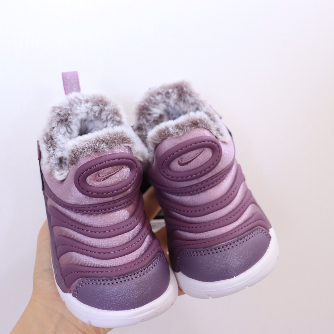 图片[3]-（22-27码小童） （28-37.5大童） 专Ｇ版ＮＫ加绒毛毛虫 专Ｇ最高版本👍原鞋开模相识度99.99%。 新配色太美了.内里毛料也是采用非常优质独特的绒。鞋头和侧边的标也是采用不一样的特殊工艺材料.带点亮闪闪超级漂亮。经典款百搭保暖舒适一步到位👏纯手工剪裁.上脚也一样好看不显胖.-选品中心