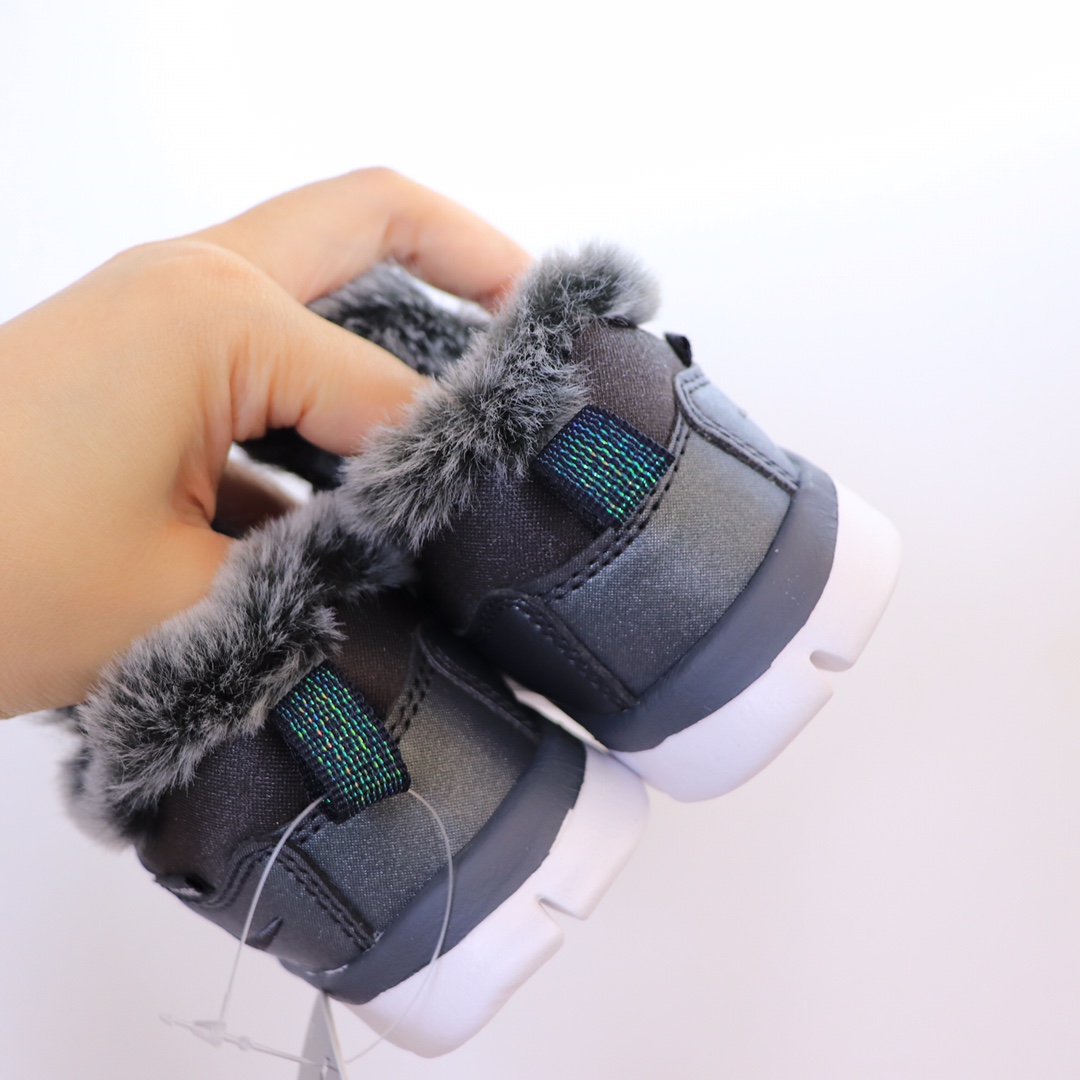 图片[5]-（22-27码小童） （28-37.5大童） 专Ｇ版ＮＫ加绒毛毛虫 专Ｇ最高版本👍原鞋开模相识度99.99%。 新配色太美了.内里毛料也是采用非常优质独特的绒。鞋头和侧边的标也是采用不一样的特殊工艺材料.带点亮闪闪超级漂亮。经典款百搭保暖舒适一步到位👏纯手工剪裁.上脚也一样好看不显胖.-选品中心