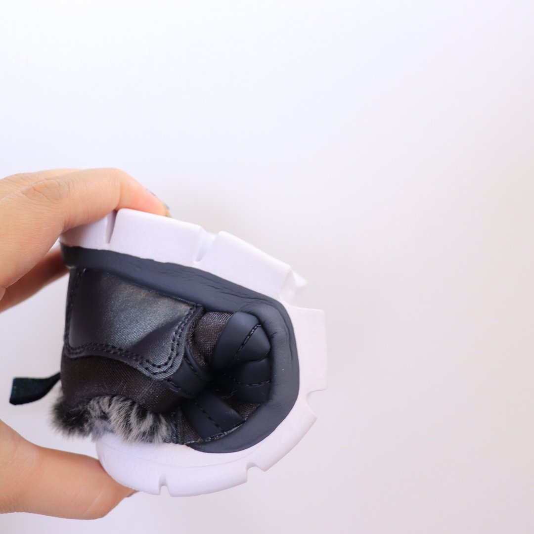 图片[9]-（22-27码小童） （28-37.5大童） 专Ｇ版ＮＫ加绒毛毛虫 专Ｇ最高版本👍原鞋开模相识度99.99%。 新配色太美了.内里毛料也是采用非常优质独特的绒。鞋头和侧边的标也是采用不一样的特殊工艺材料.带点亮闪闪超级漂亮。经典款百搭保暖舒适一步到位👏纯手工剪裁.上脚也一样好看不显胖.-选品中心