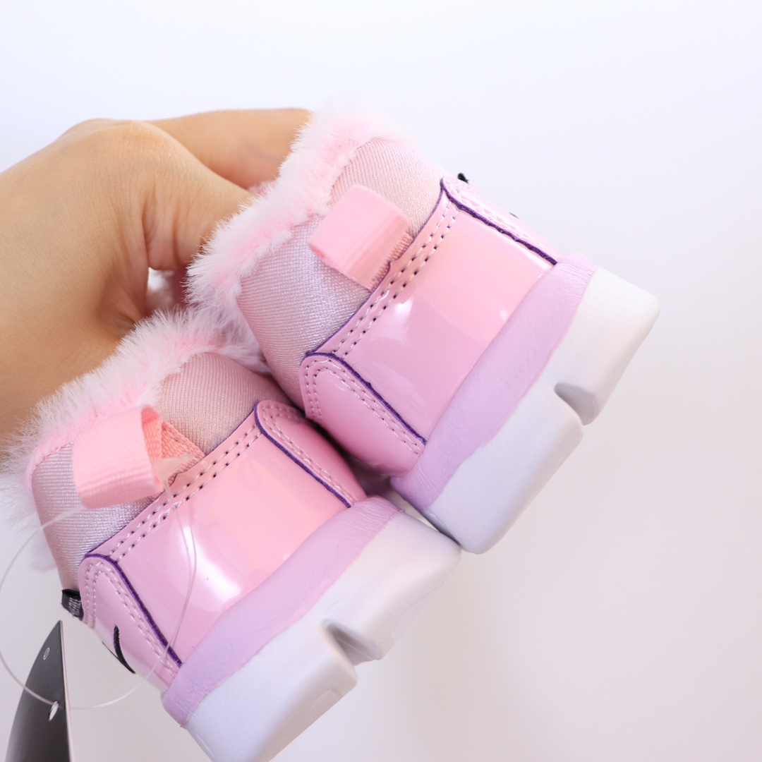 图片[5]-（22-27码小童） （28-37.5大童） 专Ｇ版ＮＫ加绒毛毛虫 专Ｇ最高版本👍原鞋开模相识度99.99%。 新配色太美了.内里毛料也是采用非常优质独特的绒。鞋头和侧边的标也是采用不一样的特殊工艺材料.带点亮闪闪超级漂亮。经典款百搭保暖舒适一步到位👏纯手工剪裁.上脚也一样好看不显胖.-选品中心