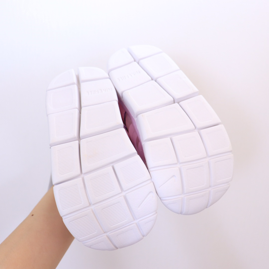 图片[6]-（22-27码小童） （28-37.5大童） 专Ｇ版ＮＫ加绒毛毛虫 专Ｇ最高版本👍原鞋开模相识度99.99%。 新配色太美了.内里毛料也是采用非常优质独特的绒。鞋头和侧边的标也是采用不一样的特殊工艺材料.带点亮闪闪超级漂亮。经典款百搭保暖舒适一步到位👏纯手工剪裁.上脚也一样好看不显胖.-选品中心