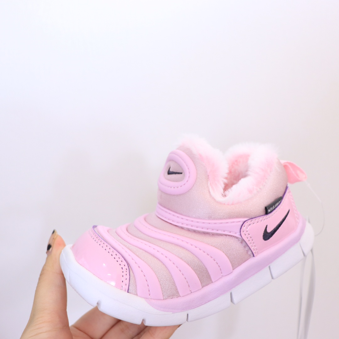 图片[9]-（22-27码小童） （28-37.5大童） 专Ｇ版ＮＫ加绒毛毛虫 专Ｇ最高版本👍原鞋开模相识度99.99%。 新配色太美了.内里毛料也是采用非常优质独特的绒。鞋头和侧边的标也是采用不一样的特殊工艺材料.带点亮闪闪超级漂亮。经典款百搭保暖舒适一步到位👏纯手工剪裁.上脚也一样好看不显胖.-选品中心